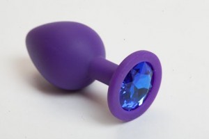 Фиолетовая силиконовая анальная пробка с голубым стразом - 8,2 см.
