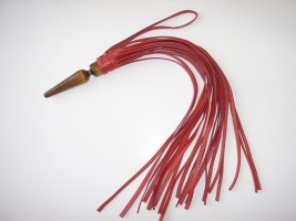 Красная кожная плеть "Комета" с рукоятью в виде анальной пробки - 60 см.