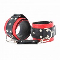 Красно-чёрные кожаные наручники